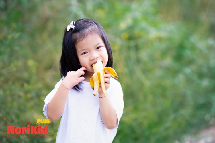 4. Cho bé ăn trái cây tươi 1